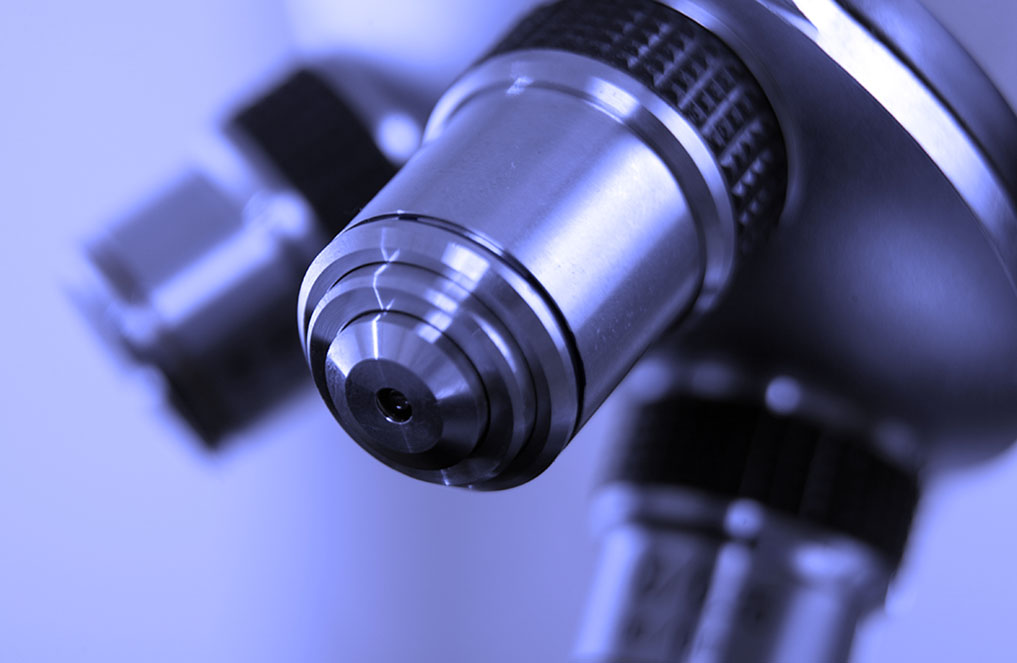 Reflectometer with small spot size for thin film thickness measurement